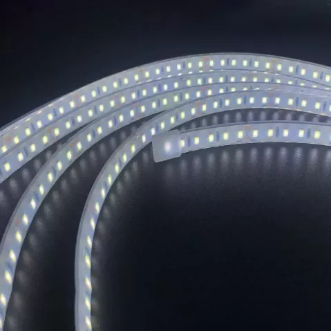 Каковы характеристики источника света общих светодиодных низковольтных легких полосок?